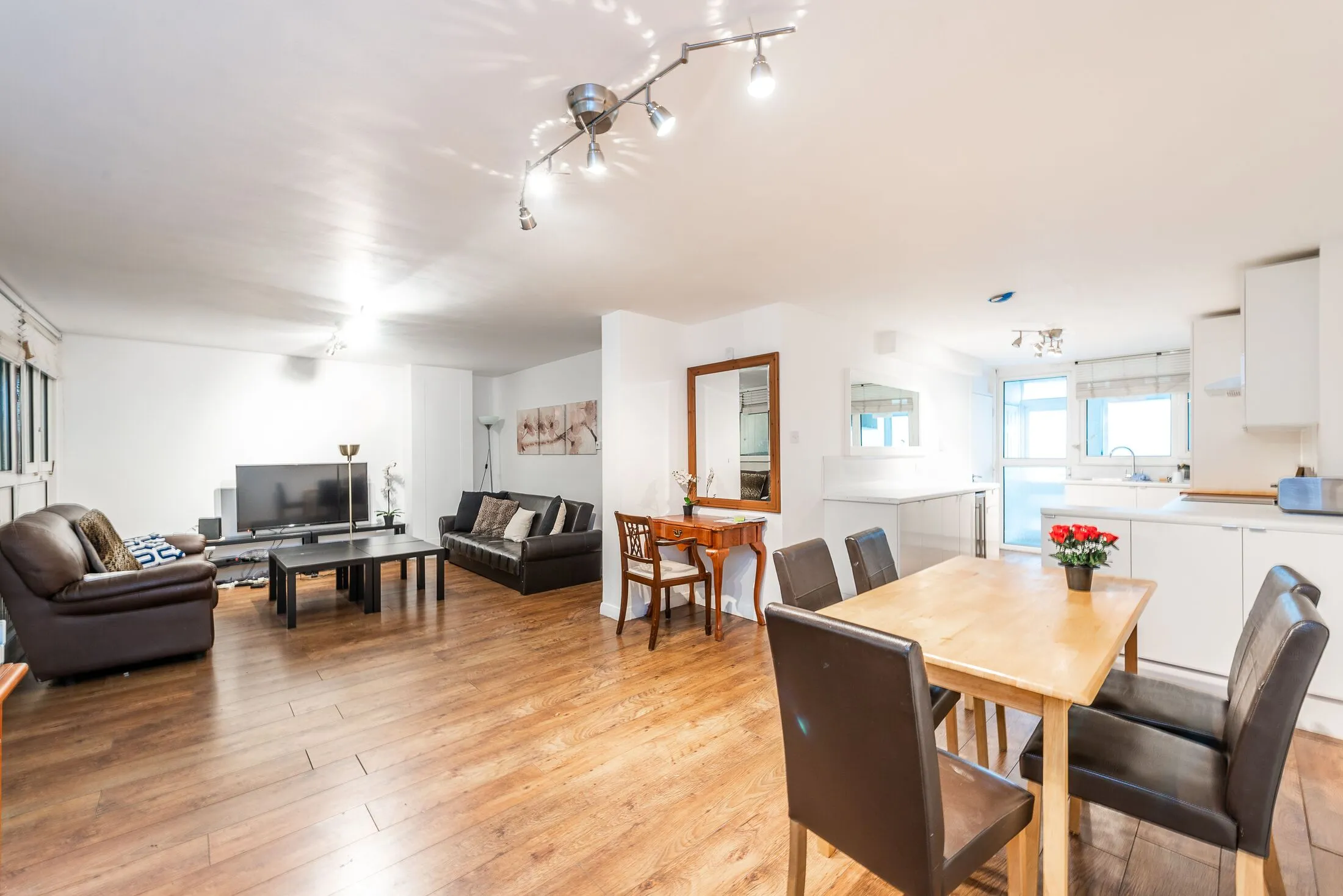 Flat Ifield Road in Greater London