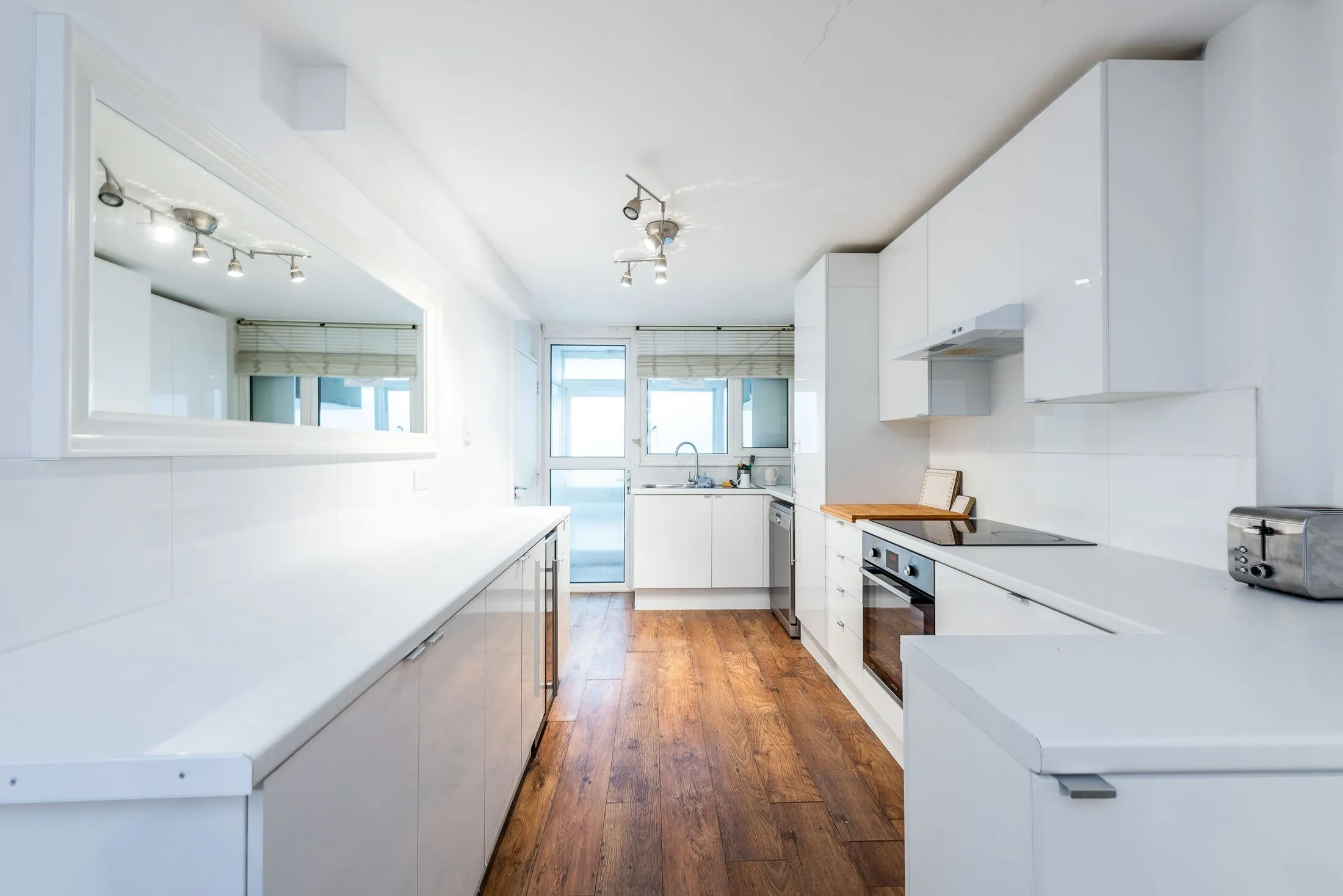 Flat Ifield Road in Greater London