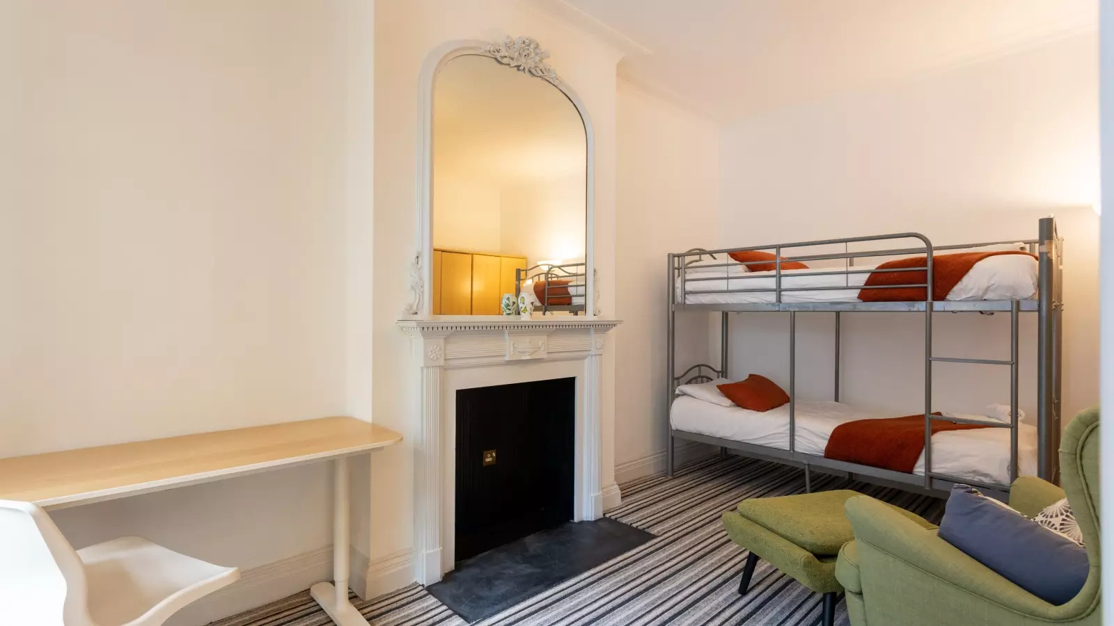 Flat Barkston Gardens in Greater London