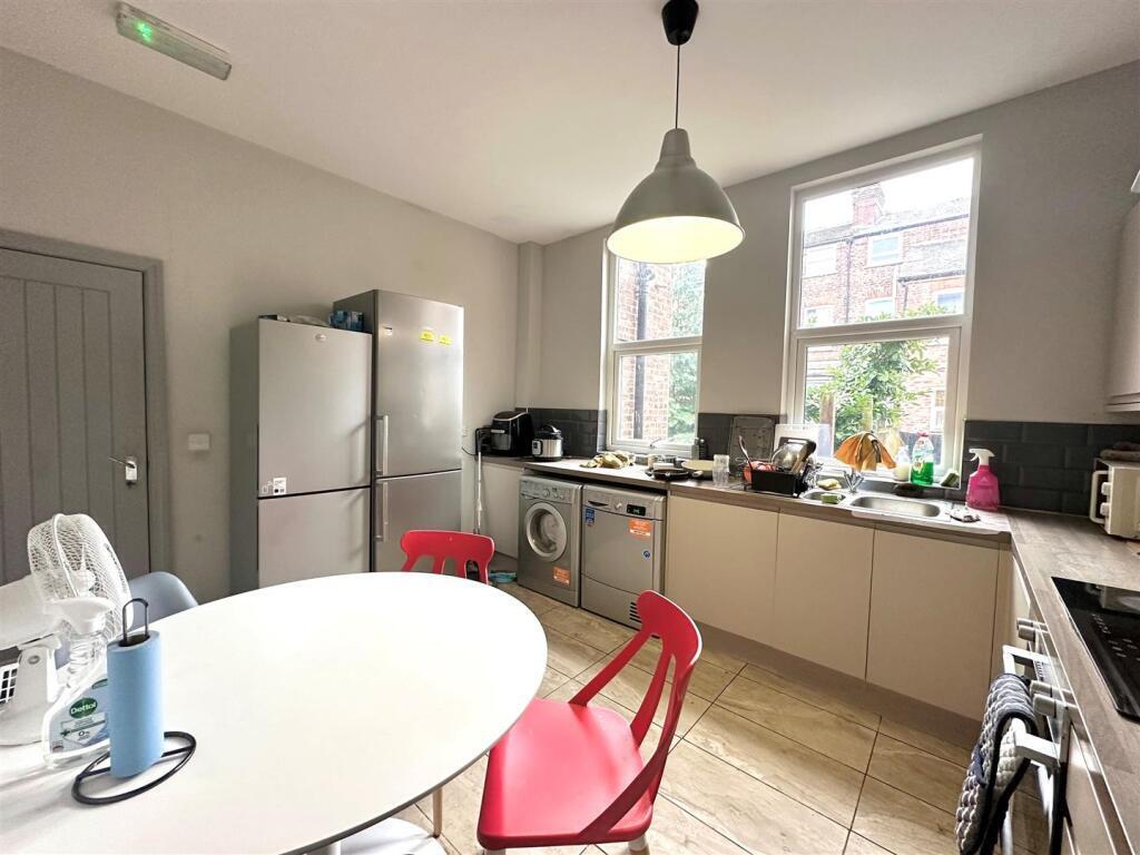 Room Clarendon Road in Manchester
