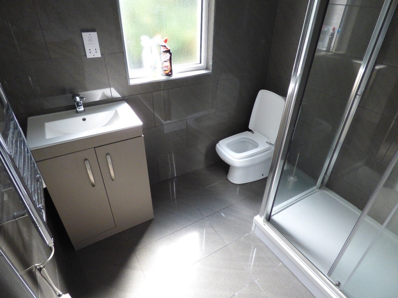 Room Clarendon Road in Manchester