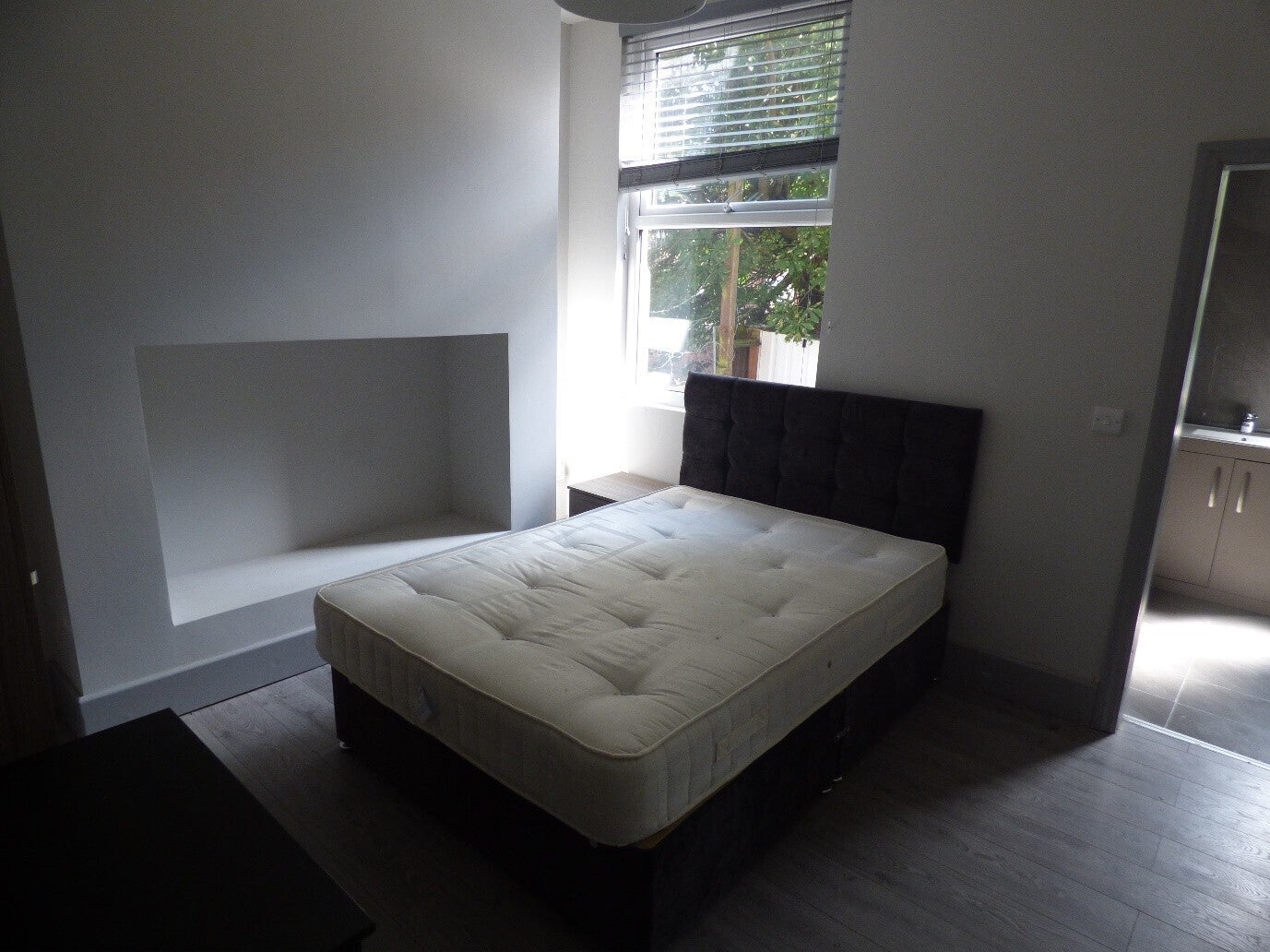 Room Clarendon Road in Manchester