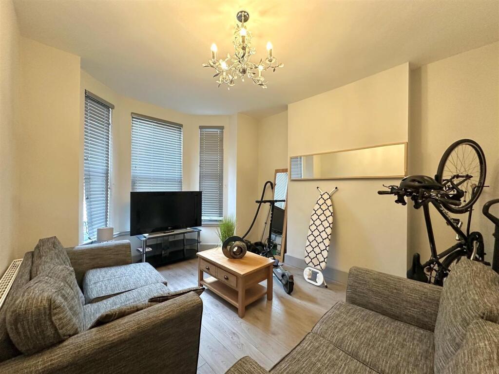 Room Clarendon Road in Manchester