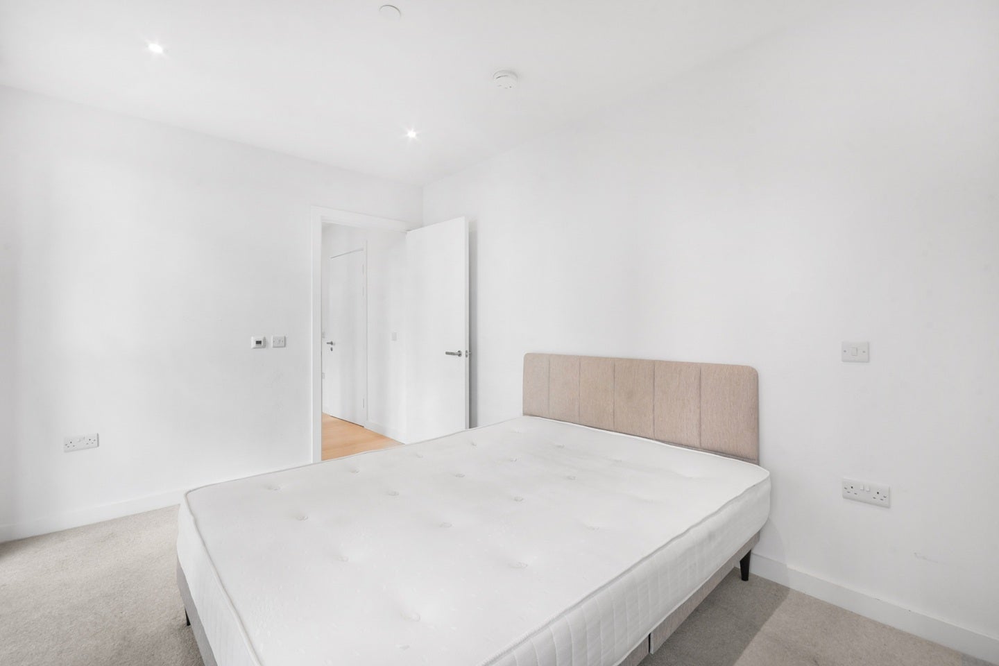 Flat Sayer Street in Greater London
