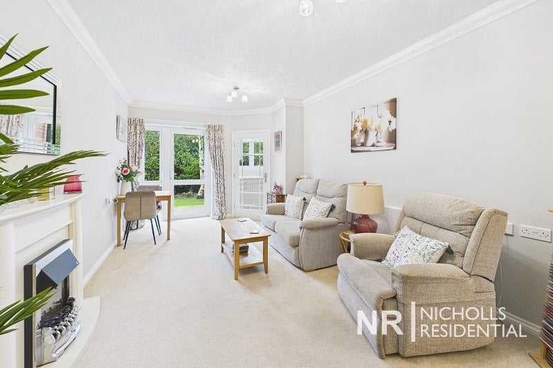 Flat Leatherhead Road in Mole Valley