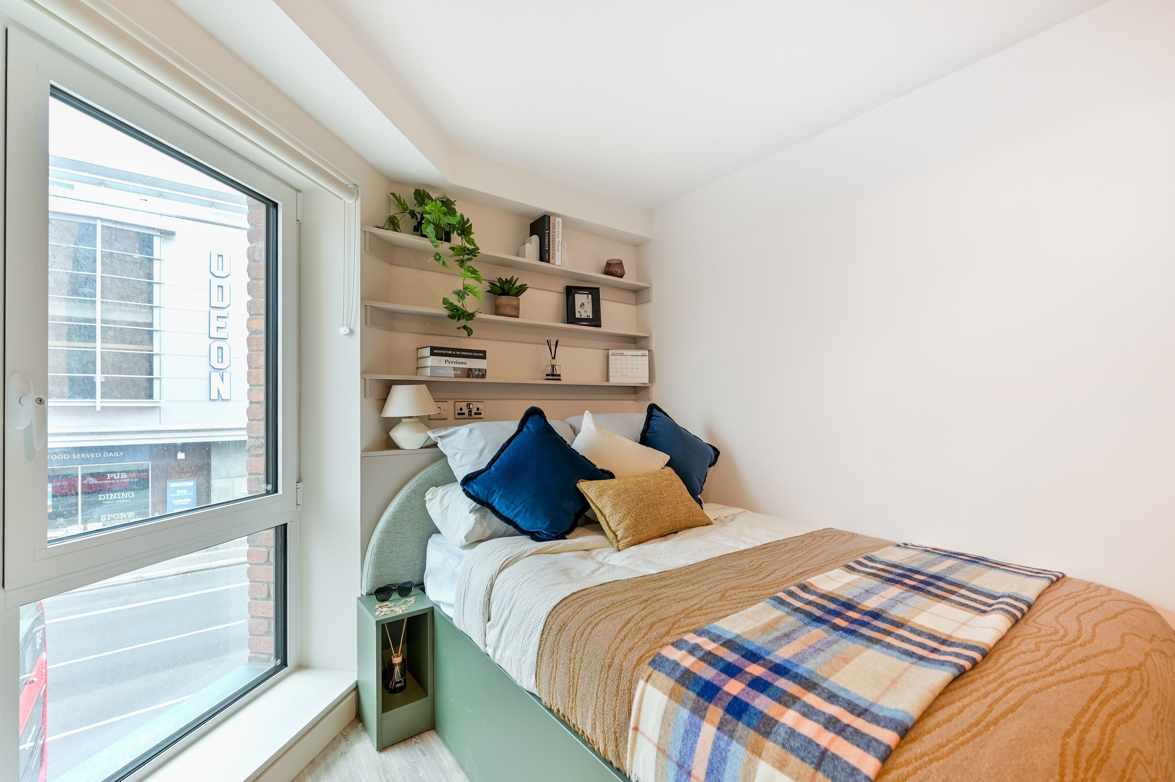 Room Castle Street in Greater London