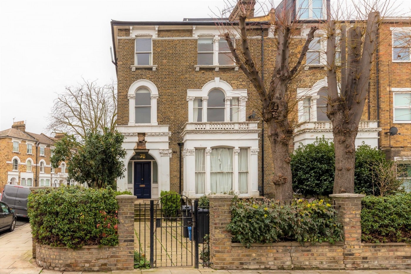 Flat Queen's Drive in Greater London