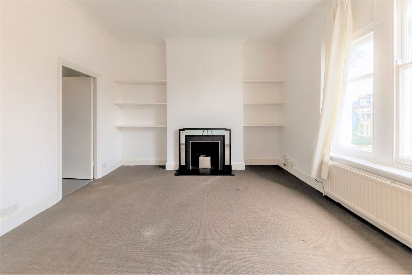 Flat Queen's Drive in Greater London