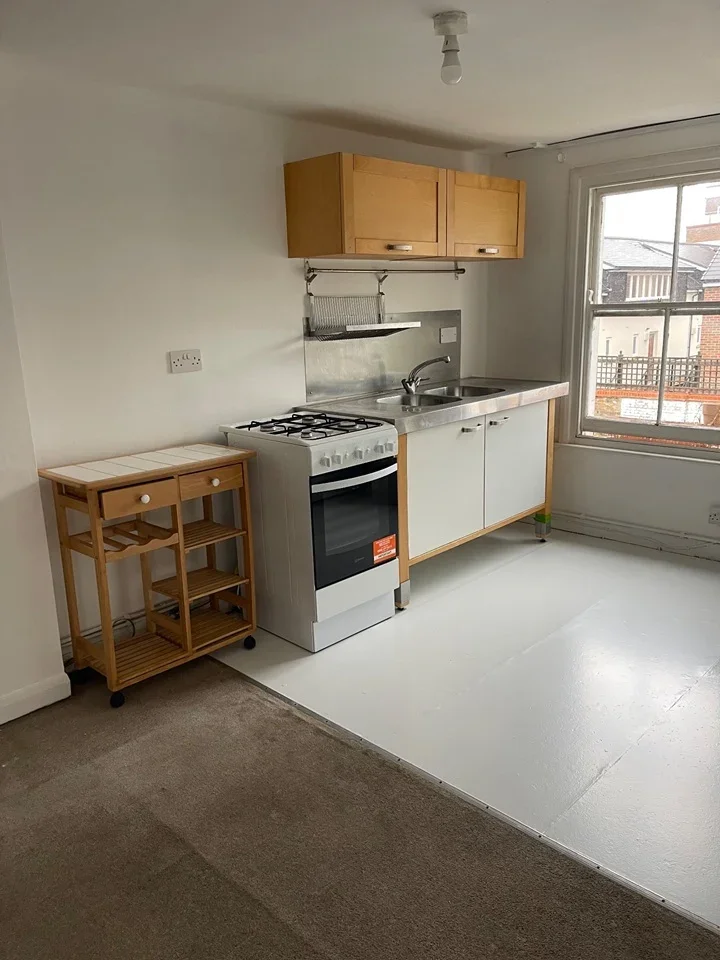 Flat Appach Road in Greater London