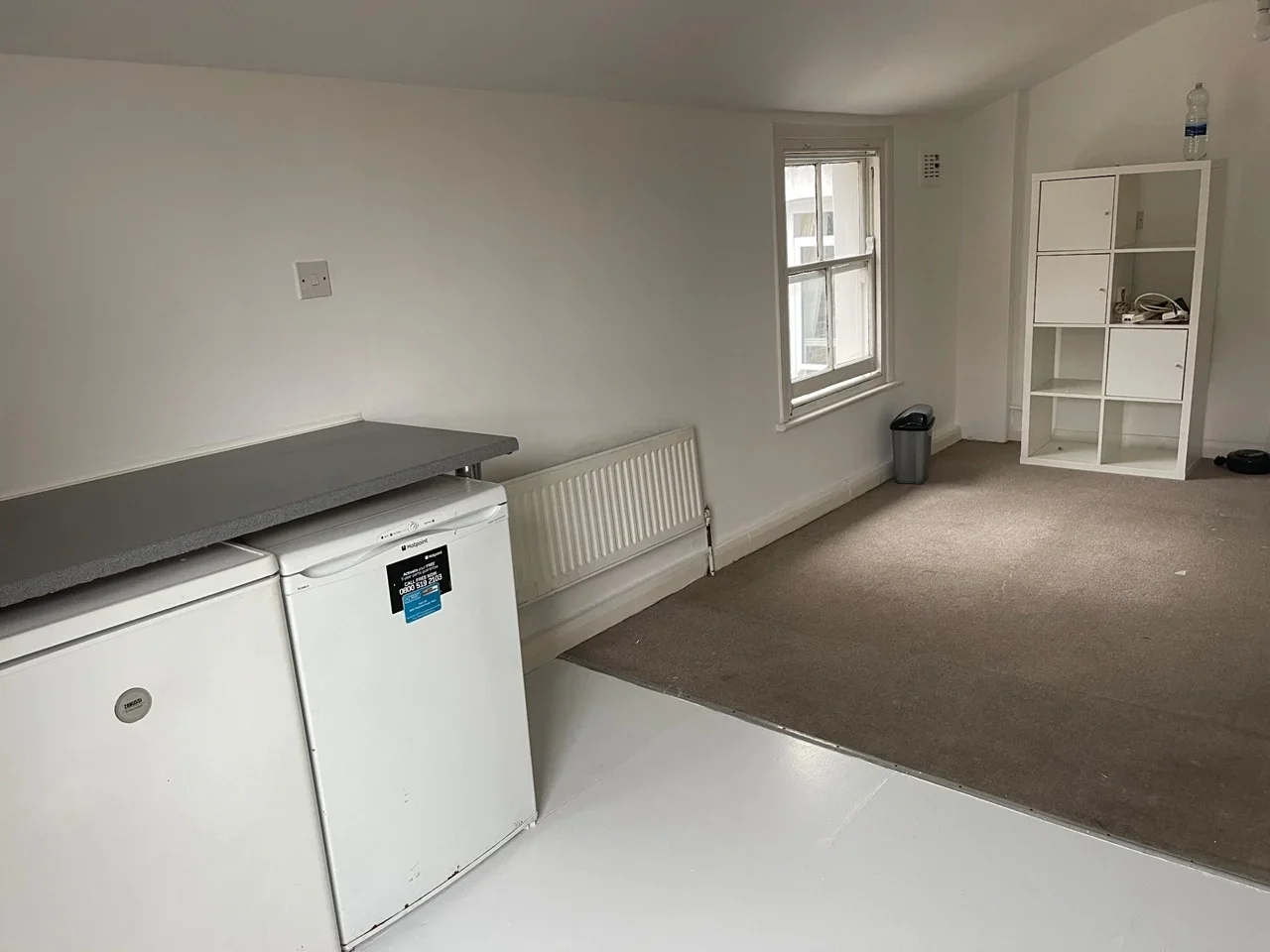 Flat Appach Road in Greater London