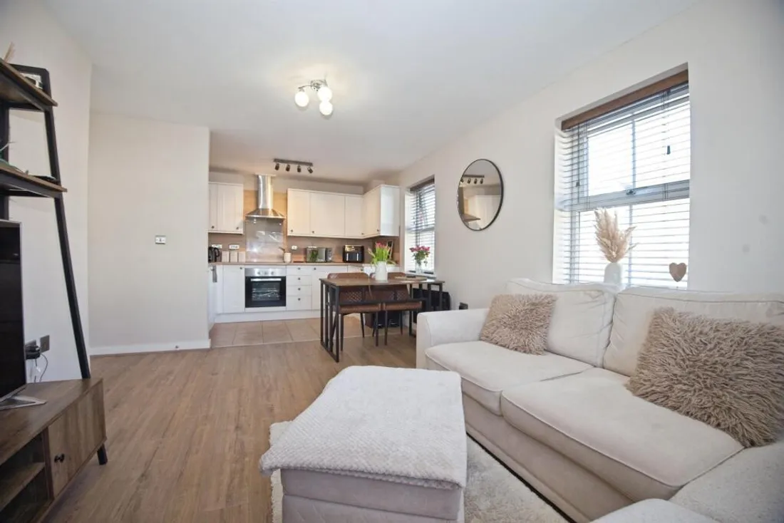 Flat Long Acre in Bridgend
