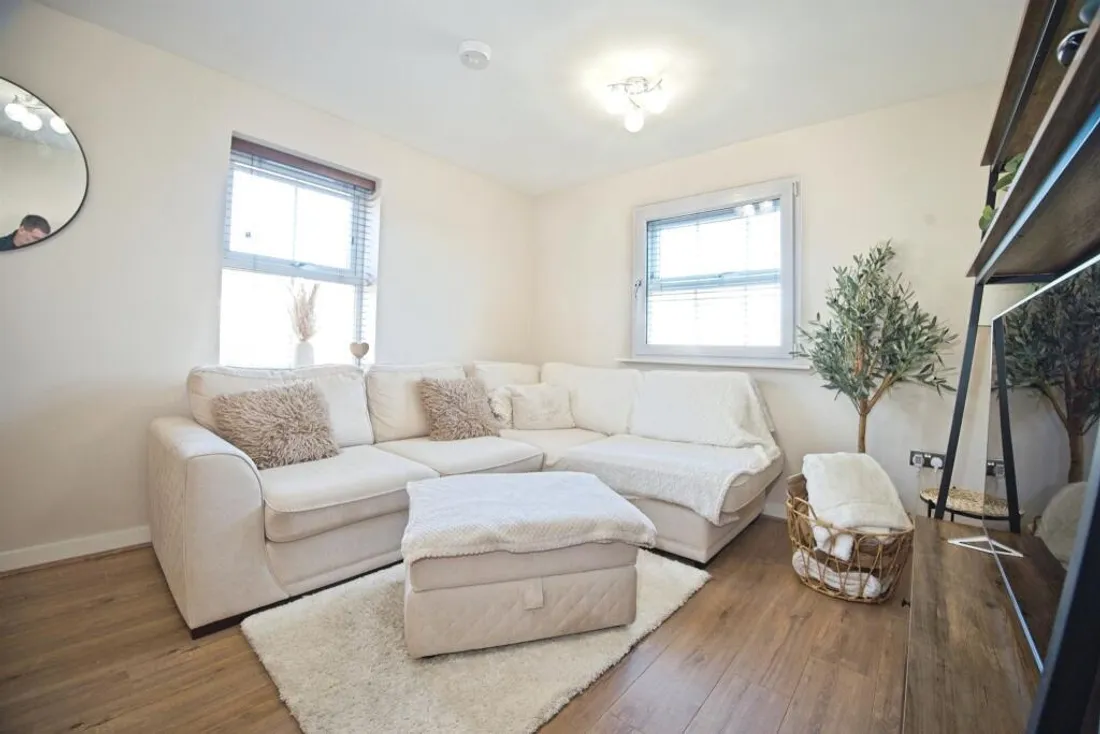 Flat Long Acre in Bridgend