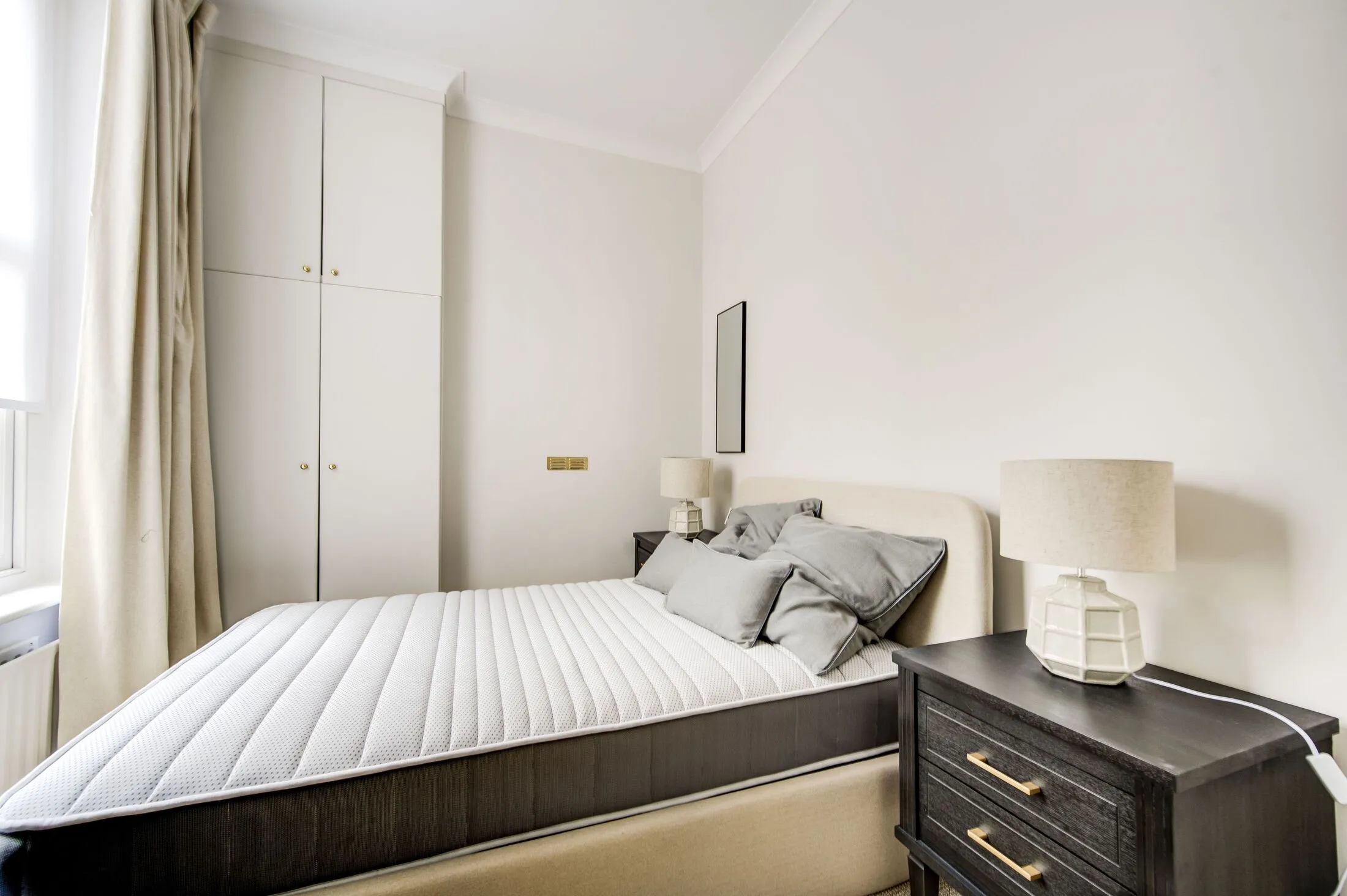 Flat Kempsford Gardens in Greater London