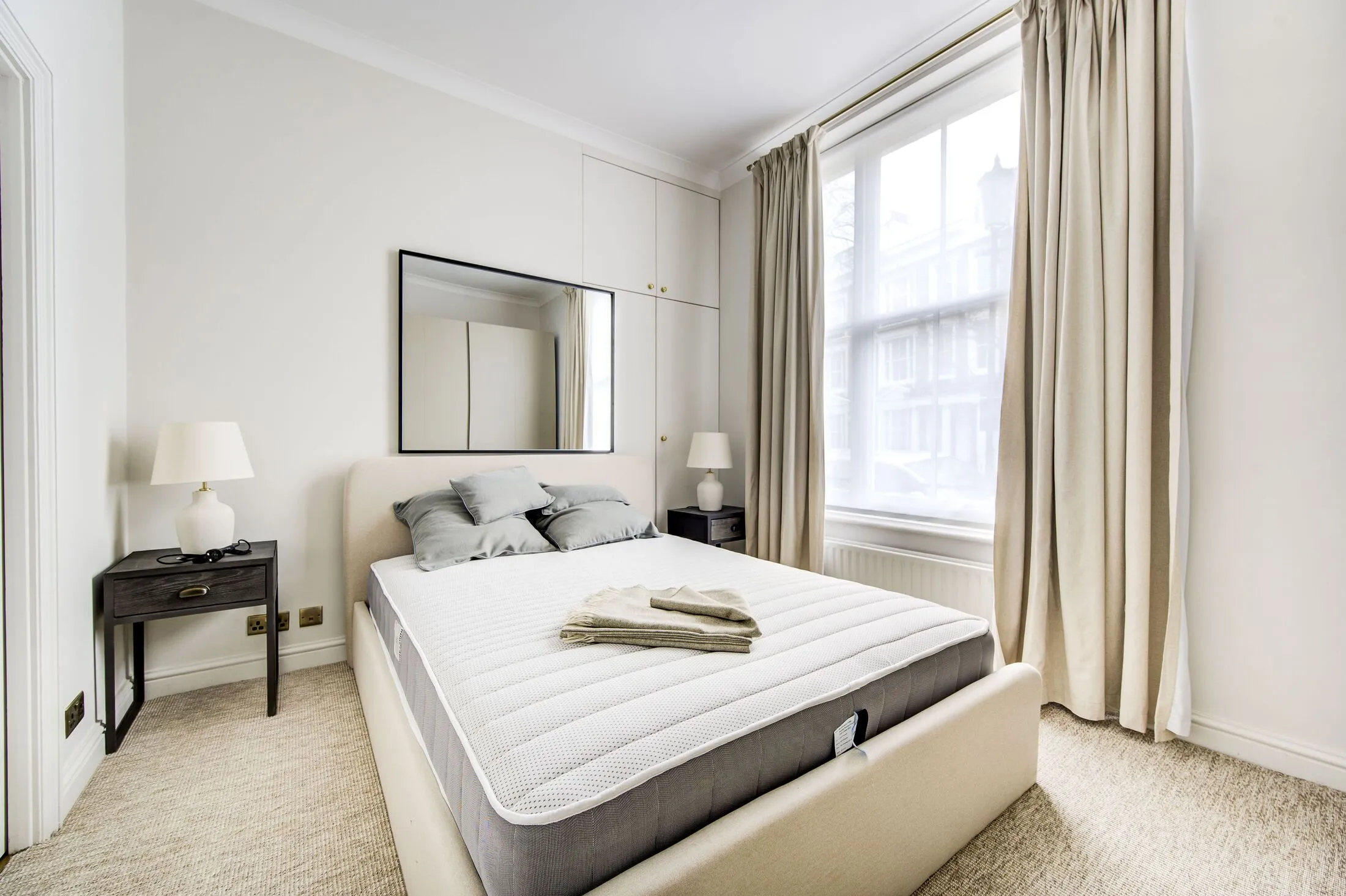 Flat Kempsford Gardens in Greater London