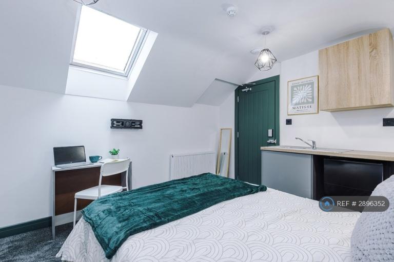 Room Gower Street in Bolton