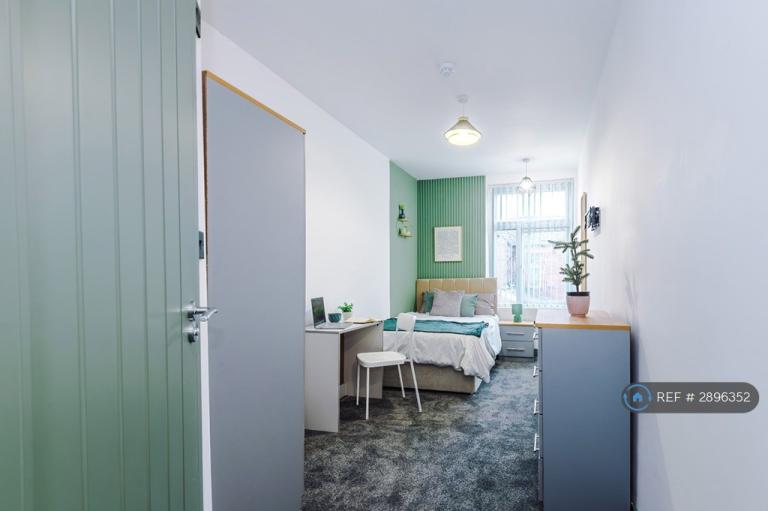 Room Gower Street in Bolton