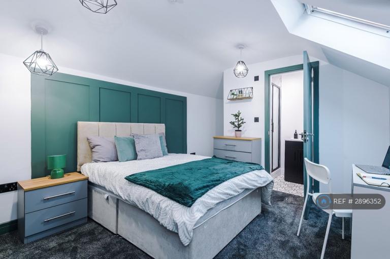 Room Gower Street in Bolton