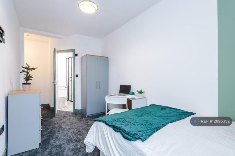 Room Gower Street in Bolton