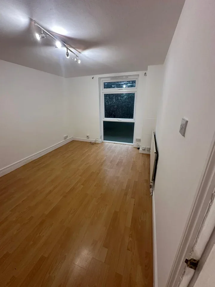 Flat Gordon Road in Greater London
