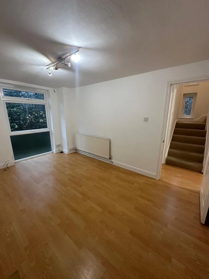 Flat Gordon Road in Greater London