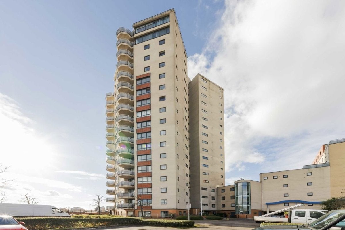 Flat Wards Wharf Approach in Greater London