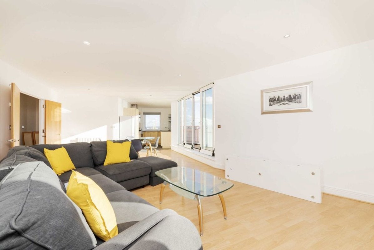 Flat Wards Wharf Approach in Greater London