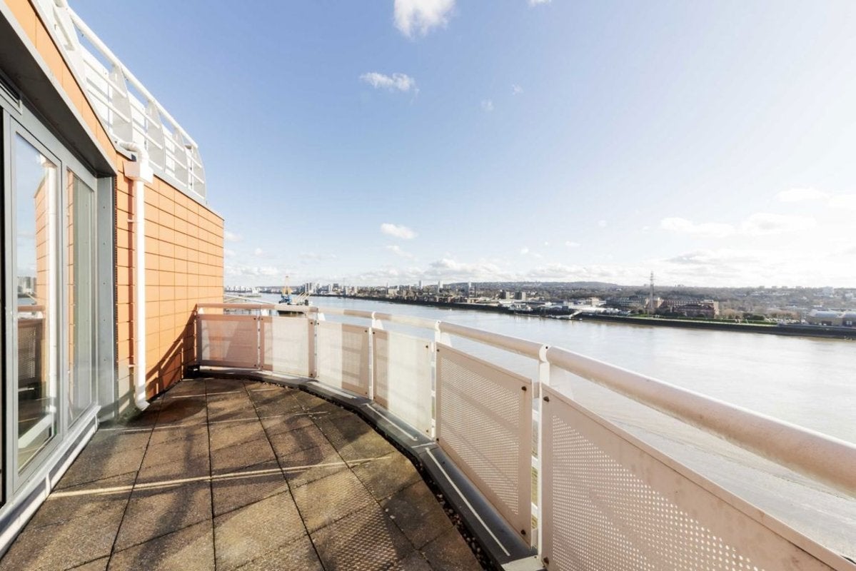 Flat Wards Wharf Approach in Greater London