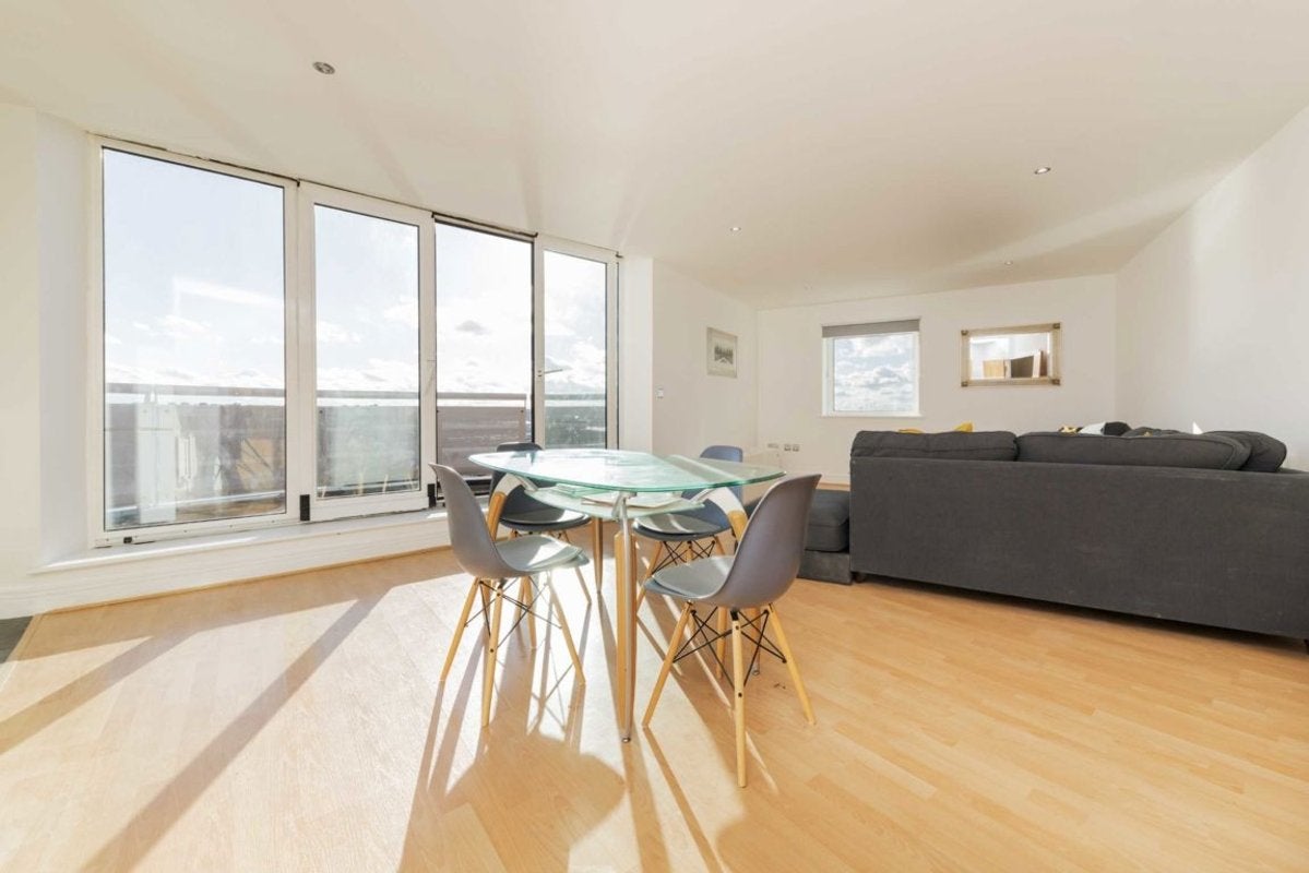 Flat Wards Wharf Approach in Greater London