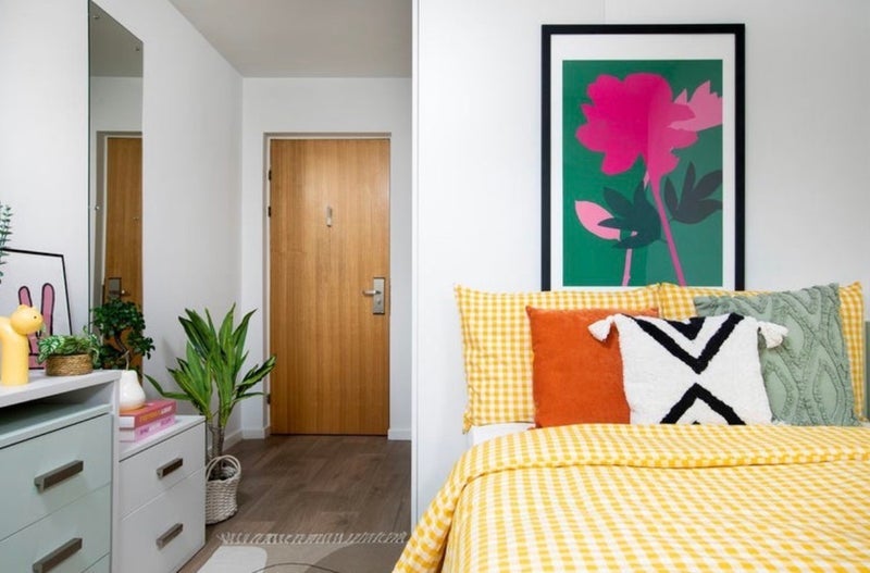 Room High Road in Greater London