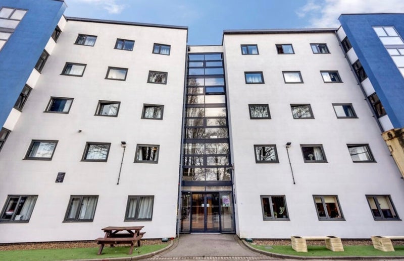Room High Road in Greater London