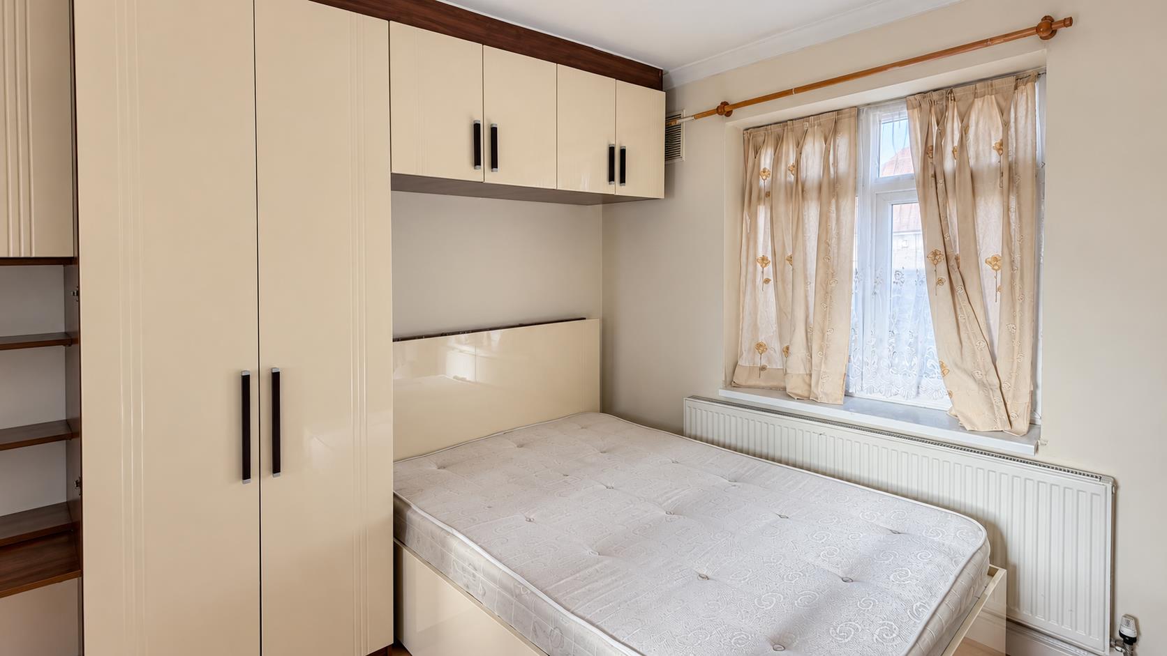 Flat Orchard Avenue in London