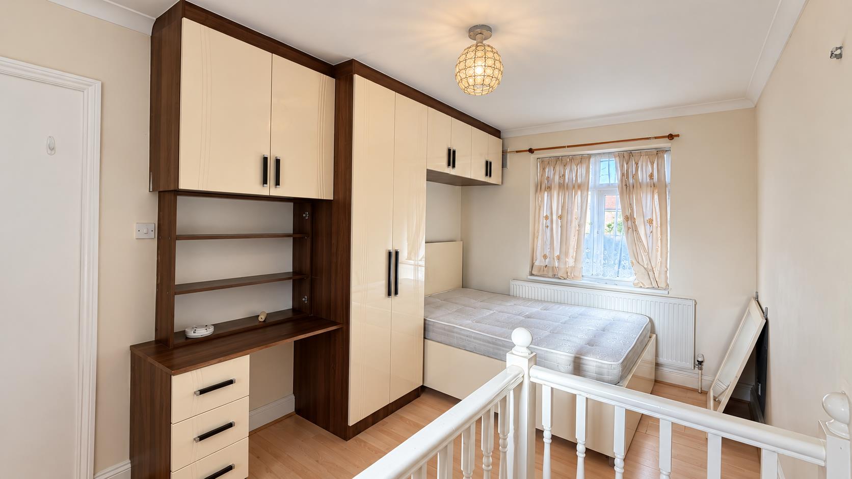 Flat Orchard Avenue in London