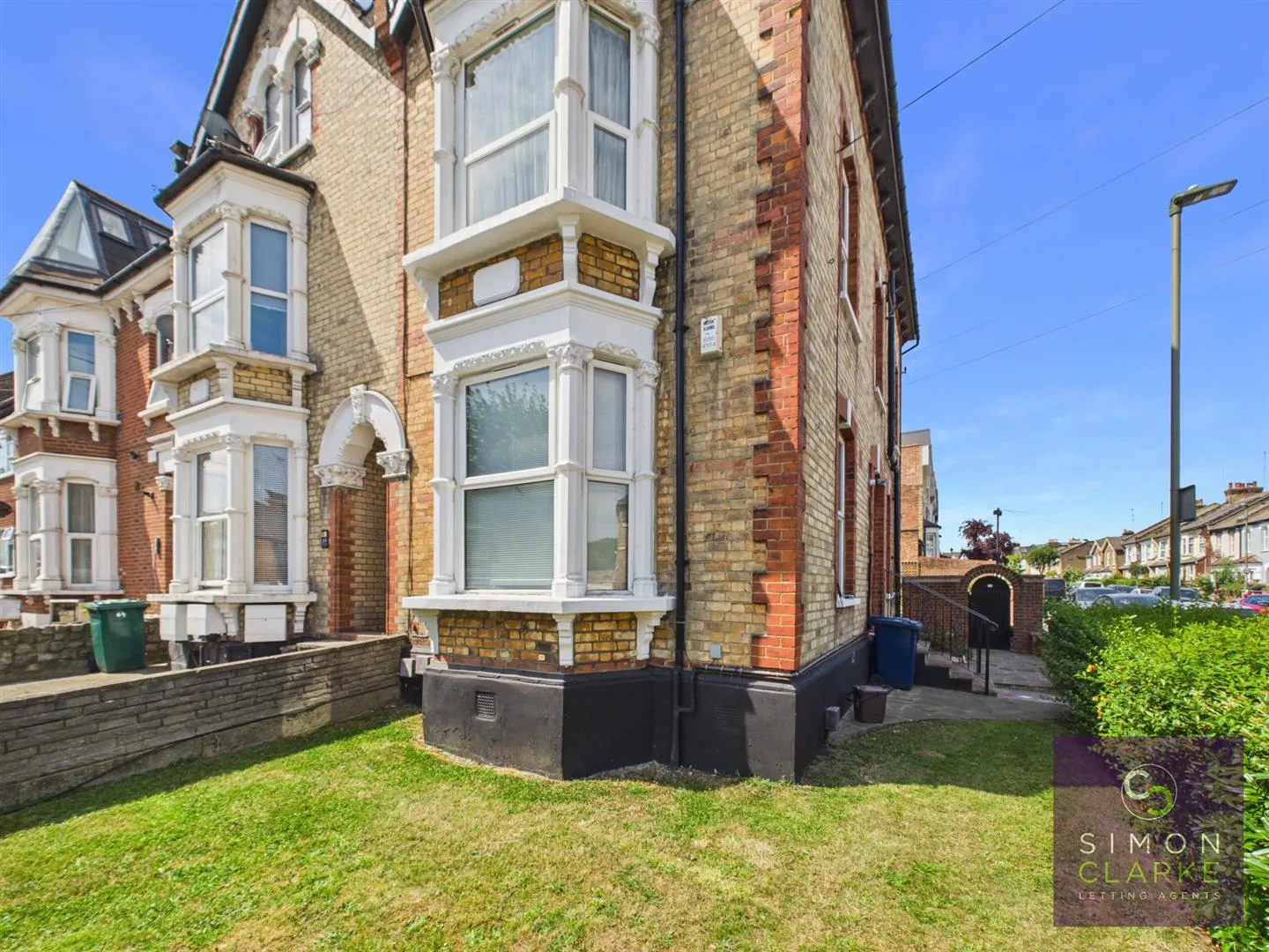 Flat Beaconsfield Road in Greater London