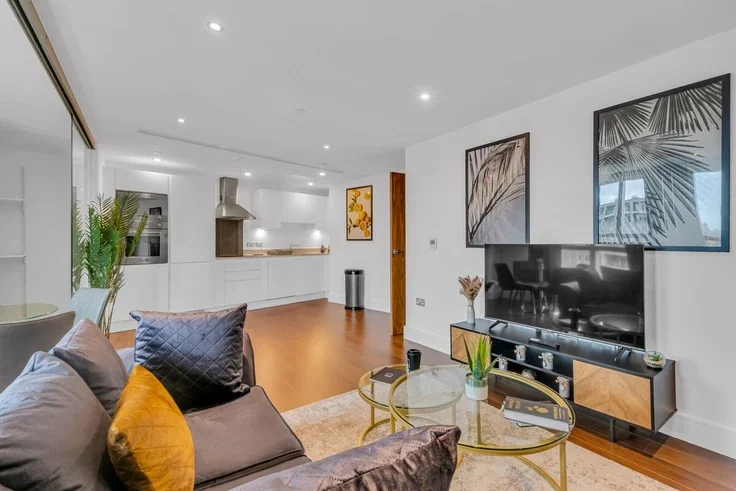 Flat Lincoln Plaza in Greater London