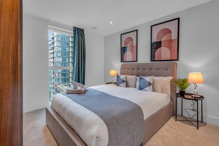 Flat Lincoln Plaza in Greater London