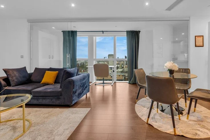 Flat Lincoln Plaza in Greater London