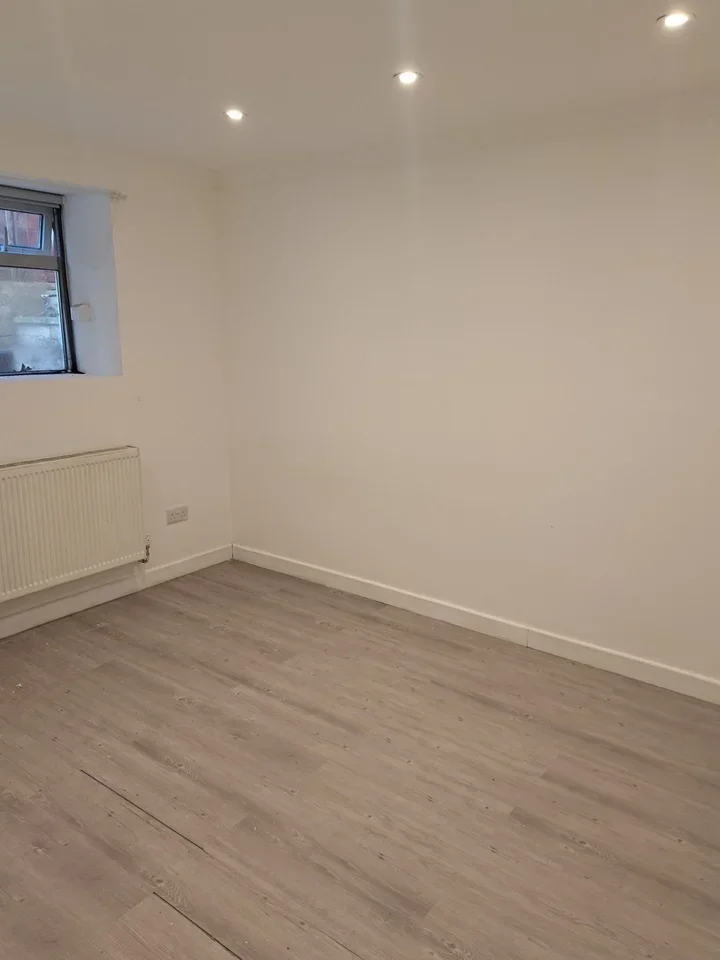 Flat Second Avenue in Greater London