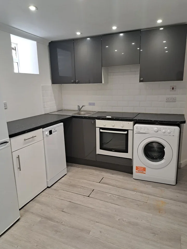 Flat Second Avenue in Greater London