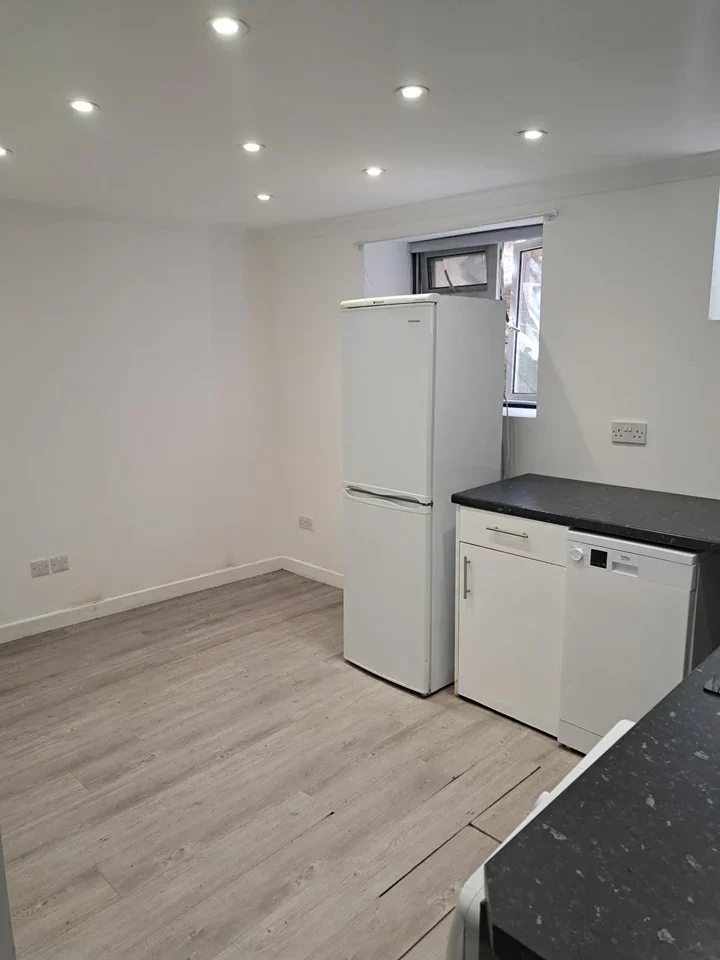 Flat Second Avenue in Greater London