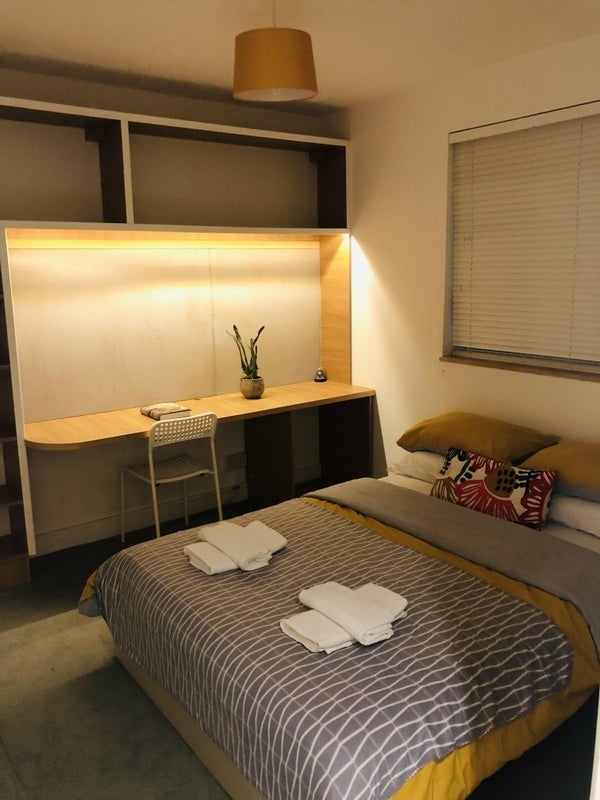 Room Augustus Street in Greater London