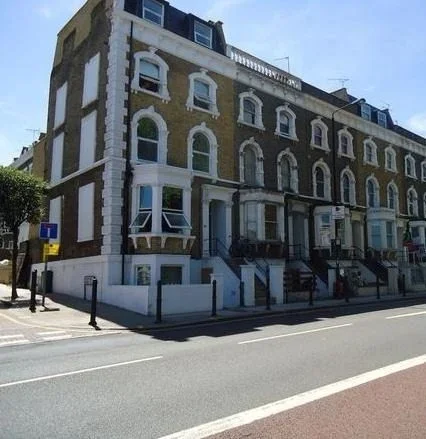 Flat Lavender Hill in Greater London