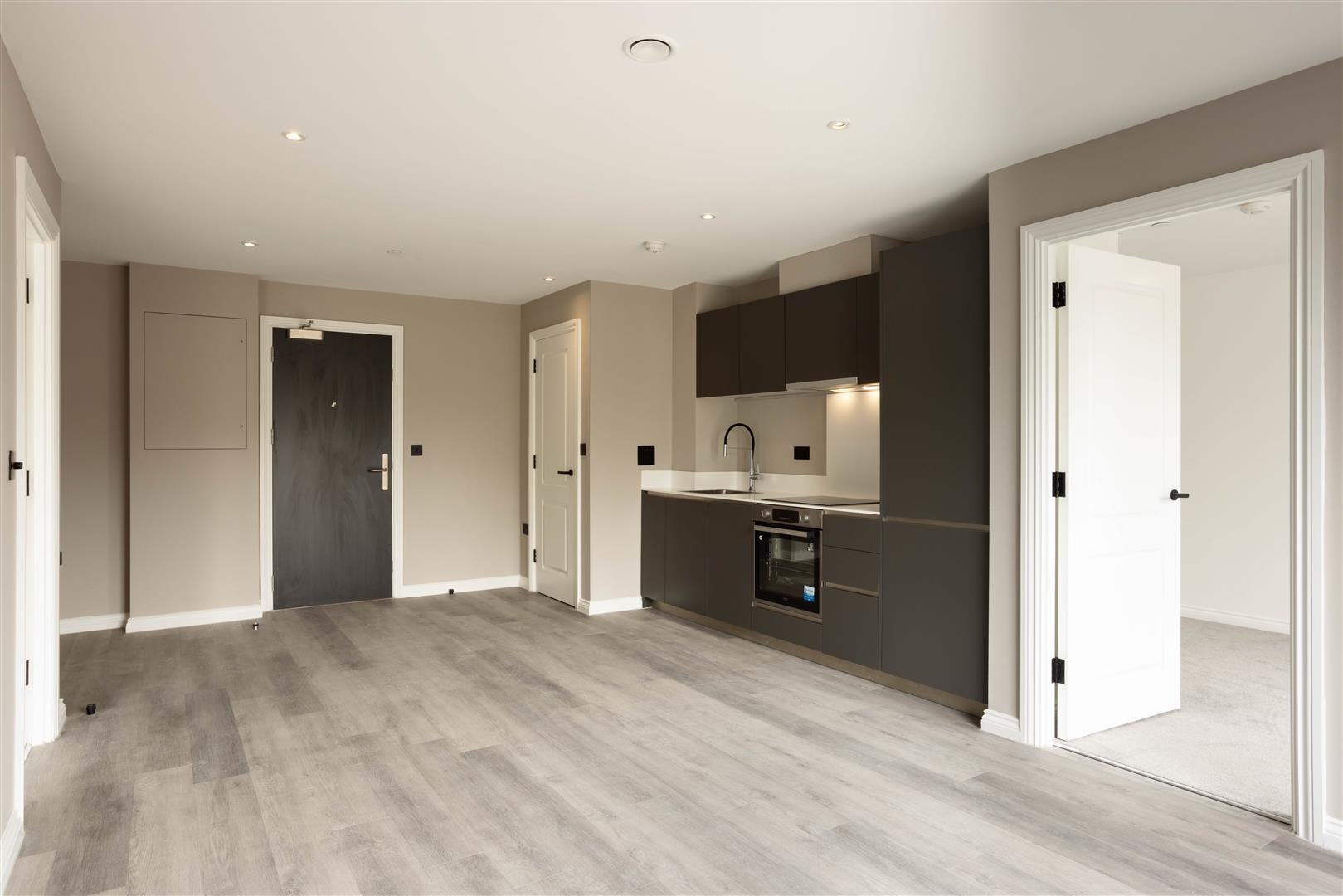 Flat Whitehall Road in Leeds