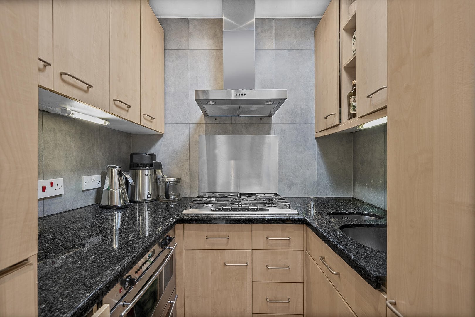 Flat Kempsford Gardens in Greater London