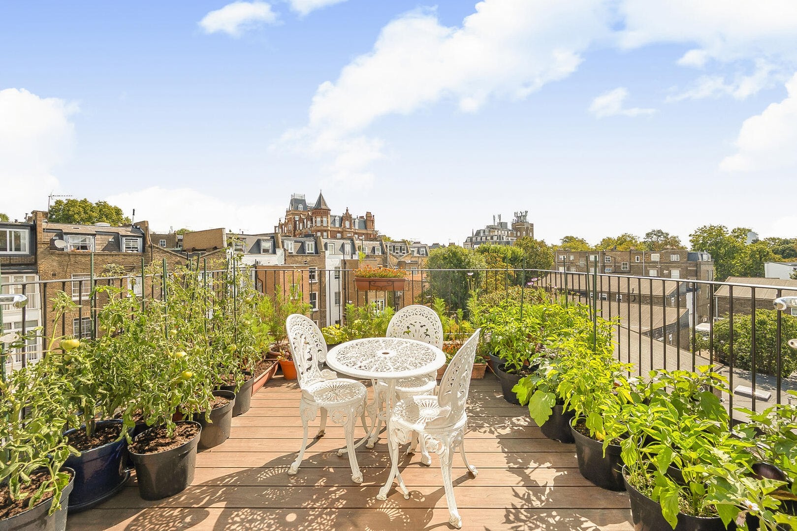 Flat Kempsford Gardens in Greater London