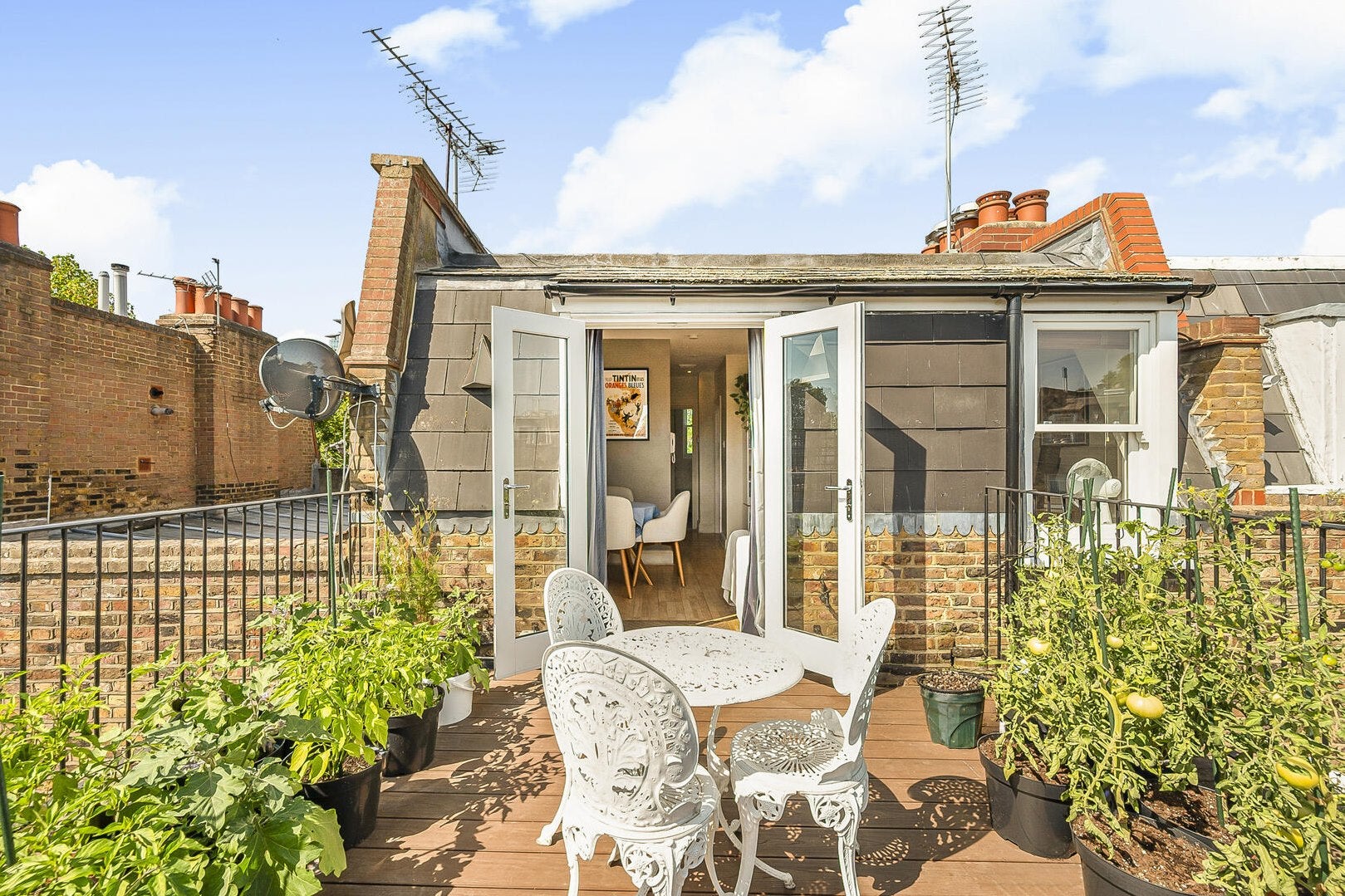 Flat Kempsford Gardens in Greater London