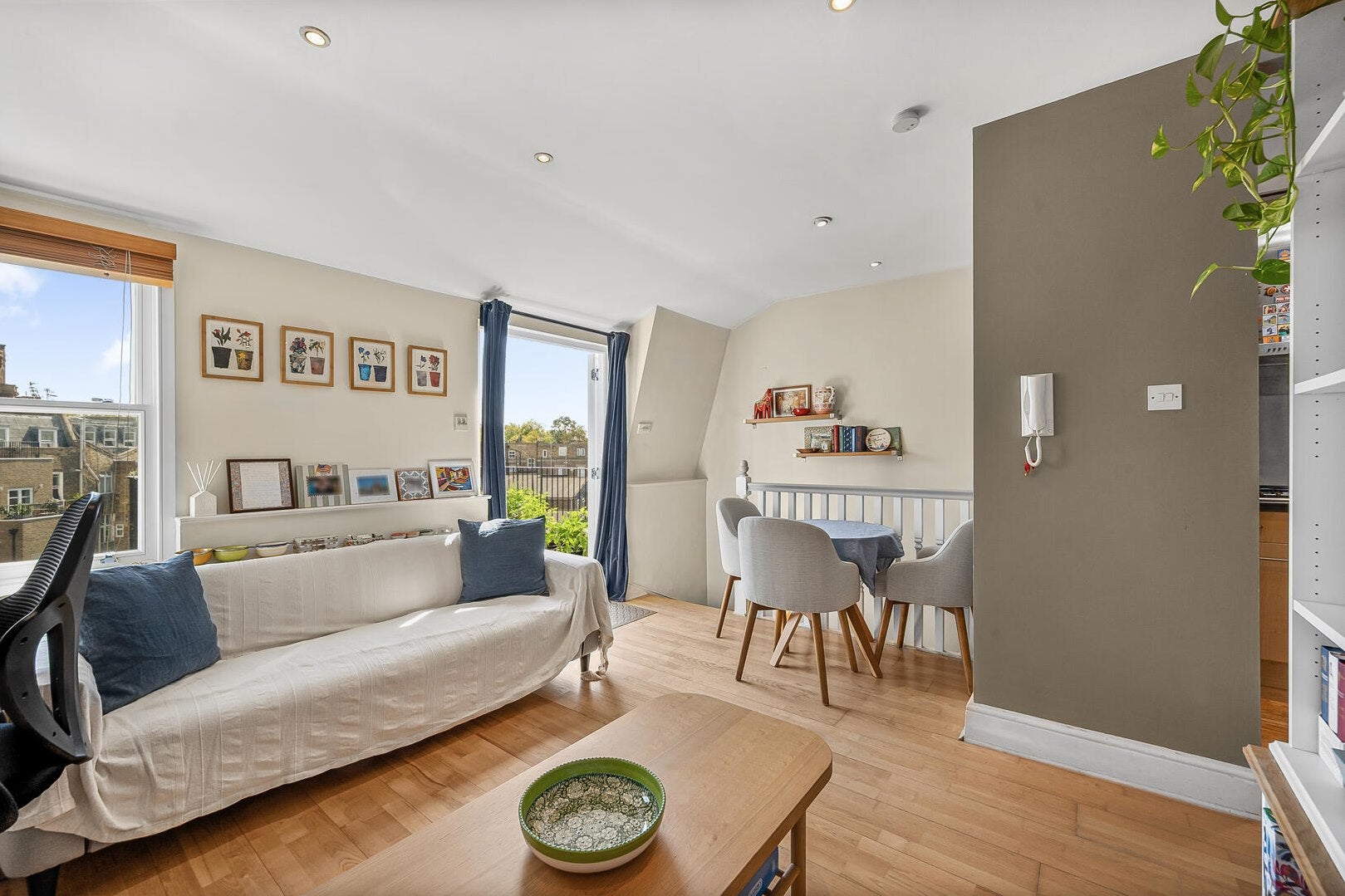 Flat Kempsford Gardens in Greater London