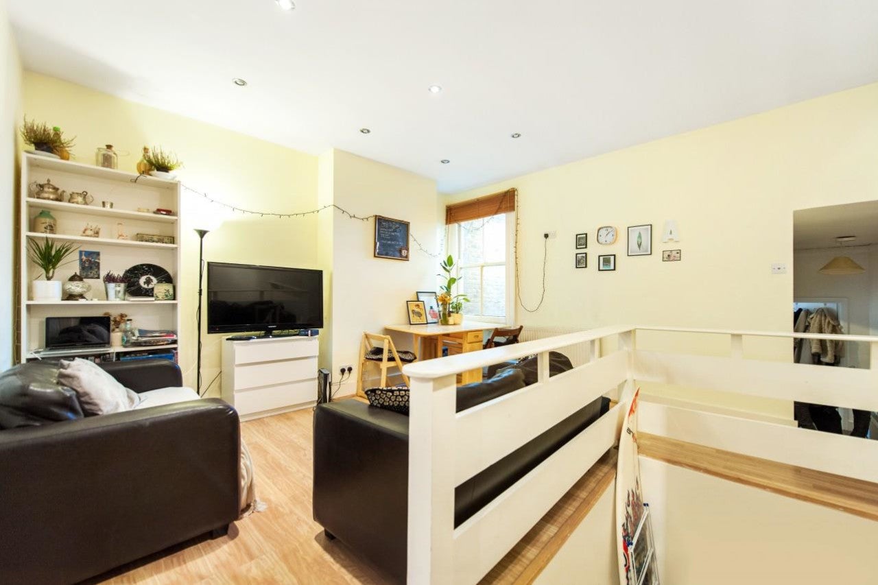 Flat Acre Lane in Greater London