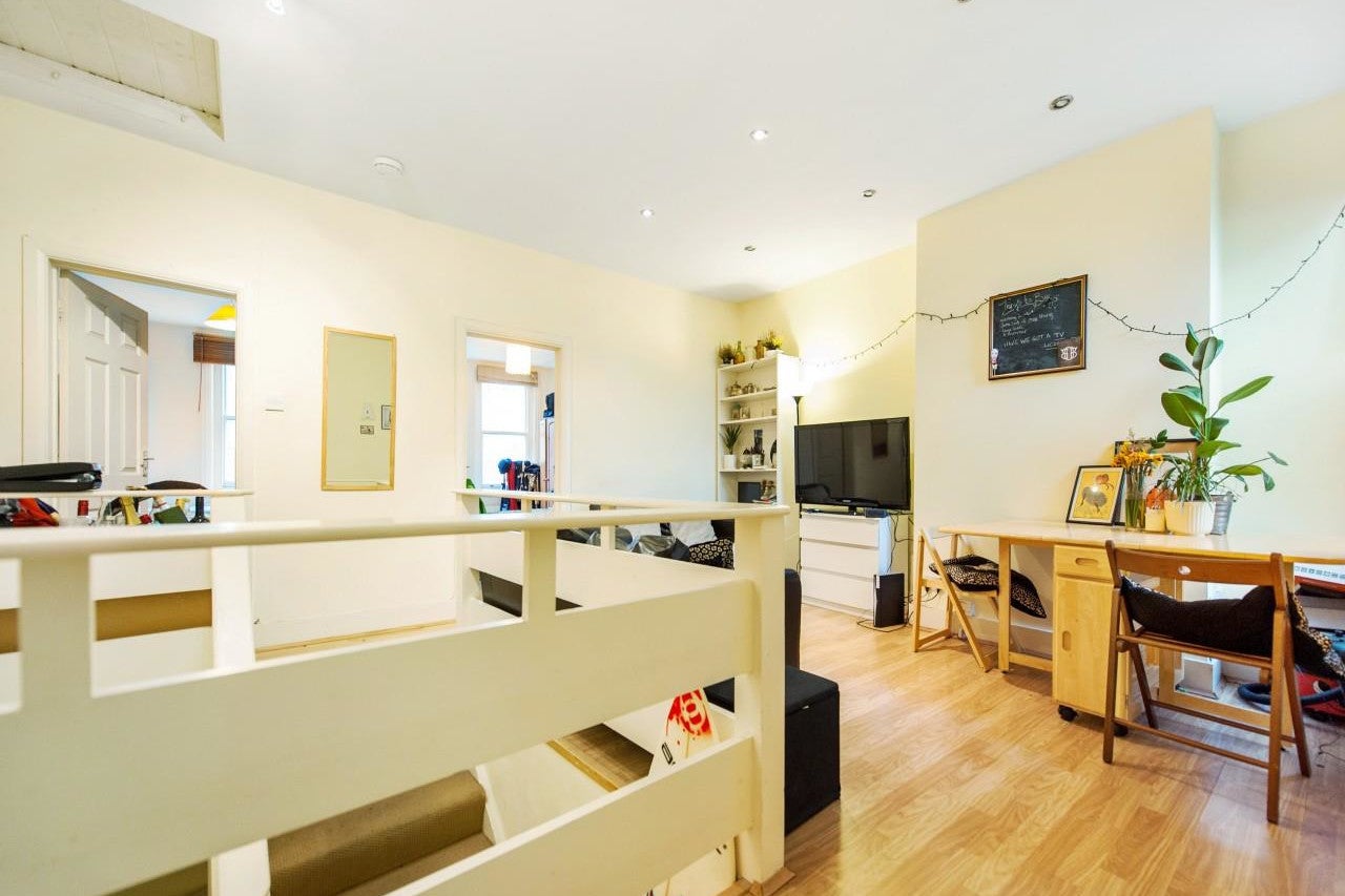 Flat Acre Lane in Greater London