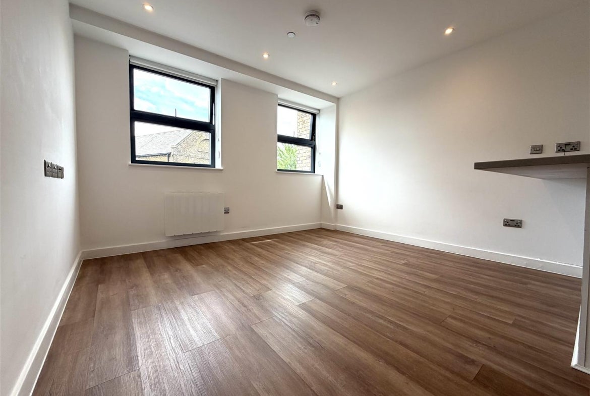Flat Rockingham Road in Greater London