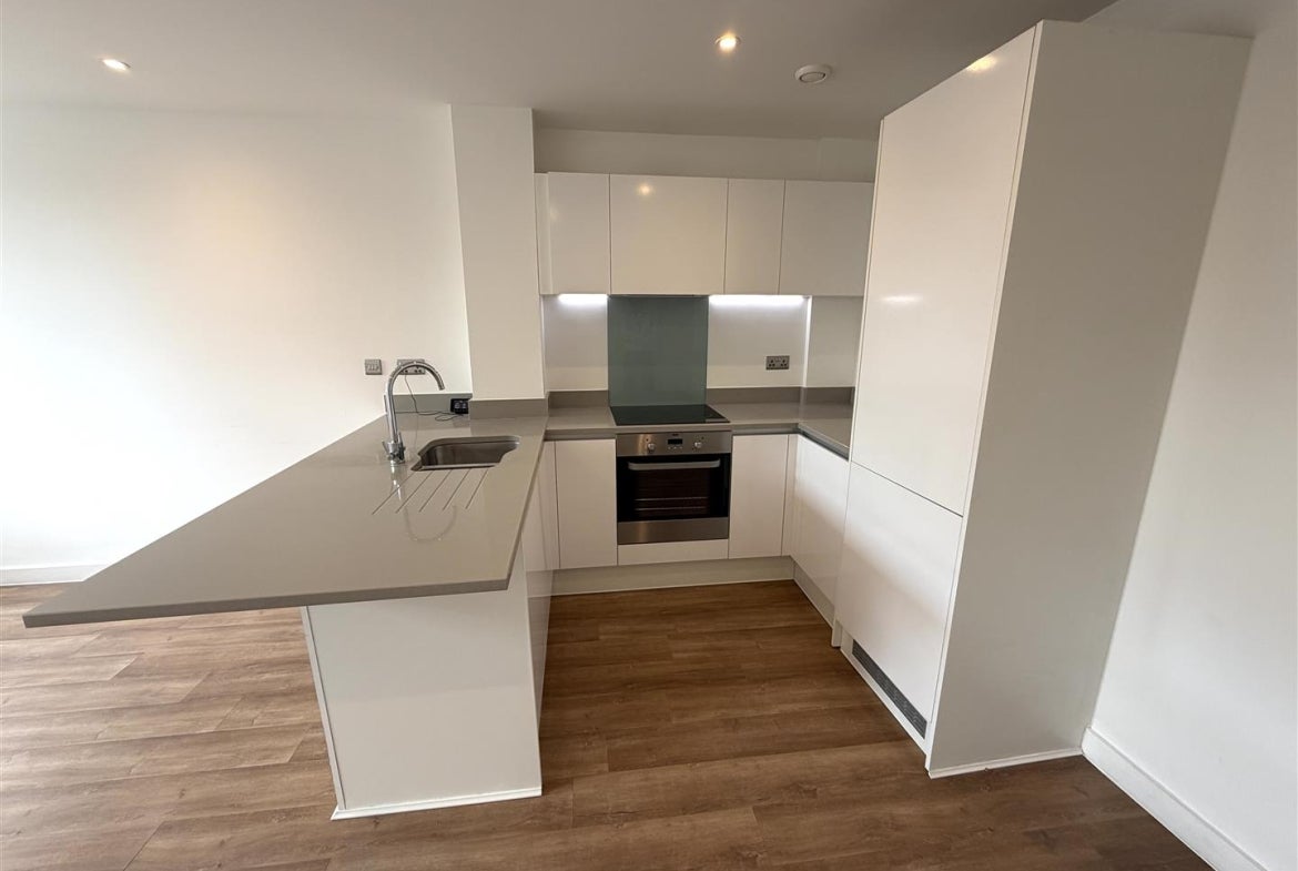 Flat Rockingham Road in Greater London